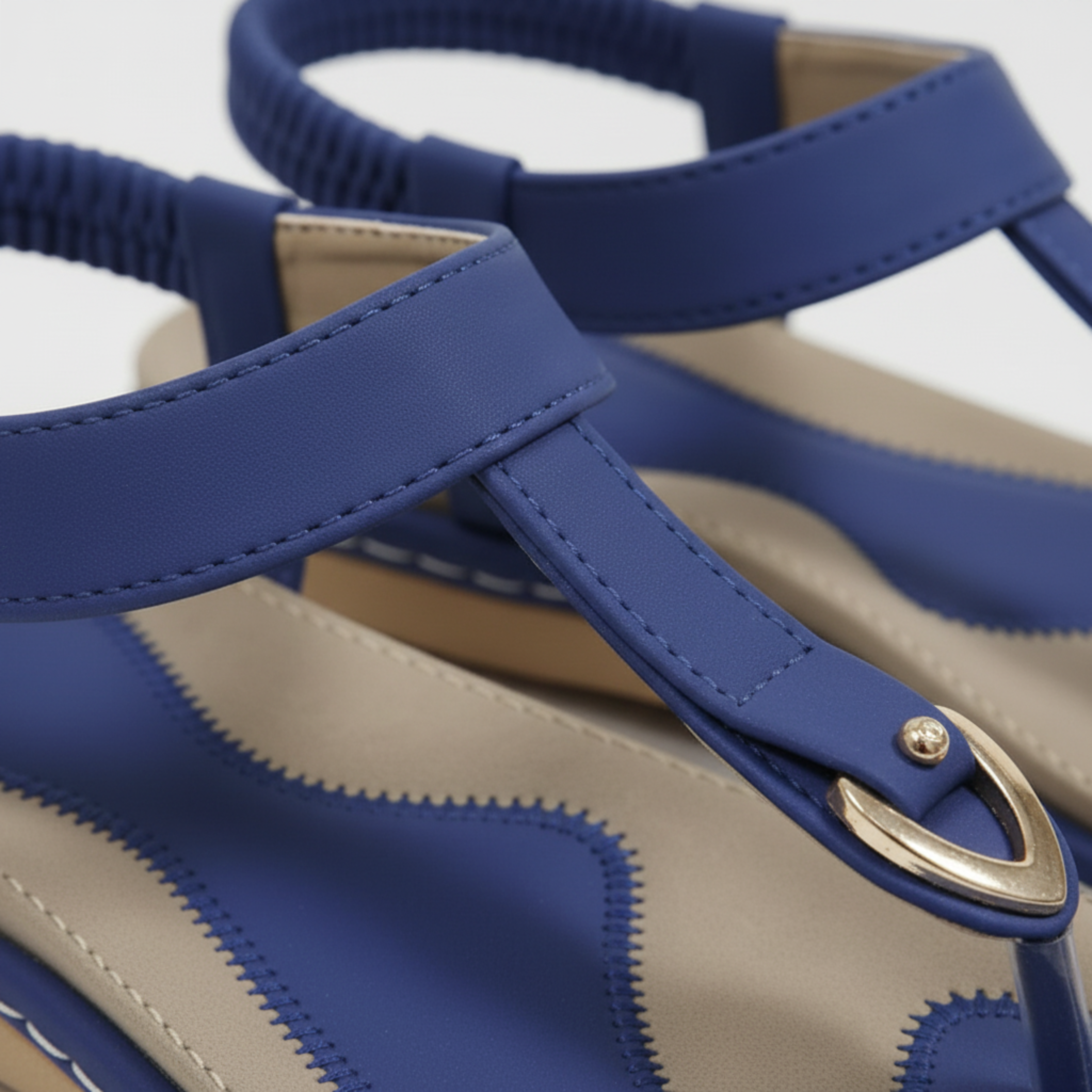 Flade sandaler til kvinder med elastisk bagrem og metal detalje