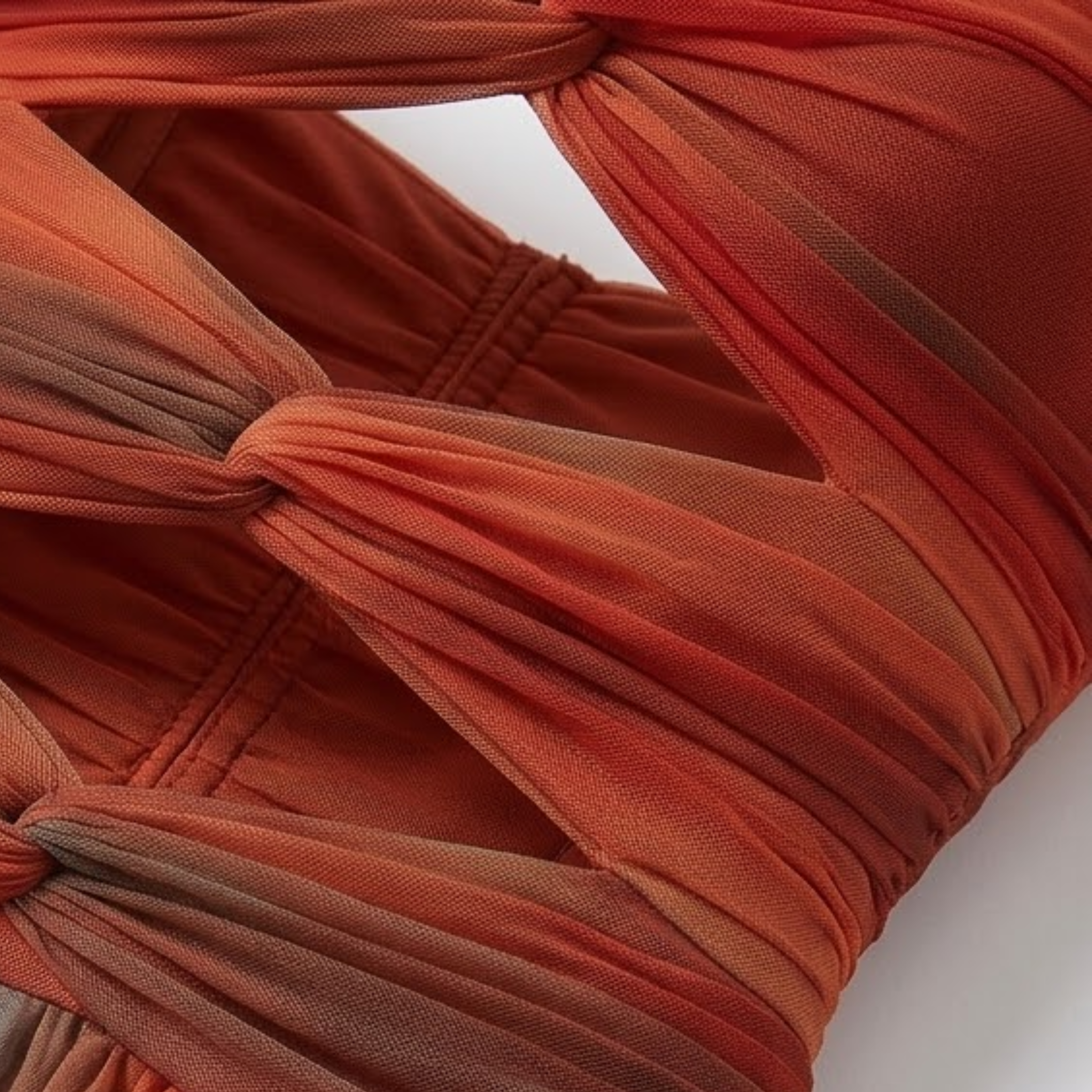 Vestido Longo Evasê com Ombros Descobertos, Detalhes Vazados e Estampa Degradê