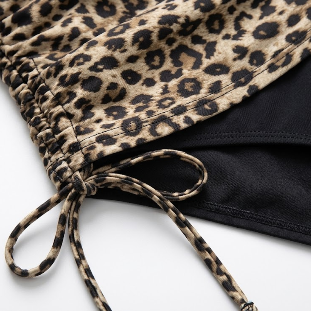Ensfarvet tankini badedragt med V-hals, haltertop og bikiniunderdel