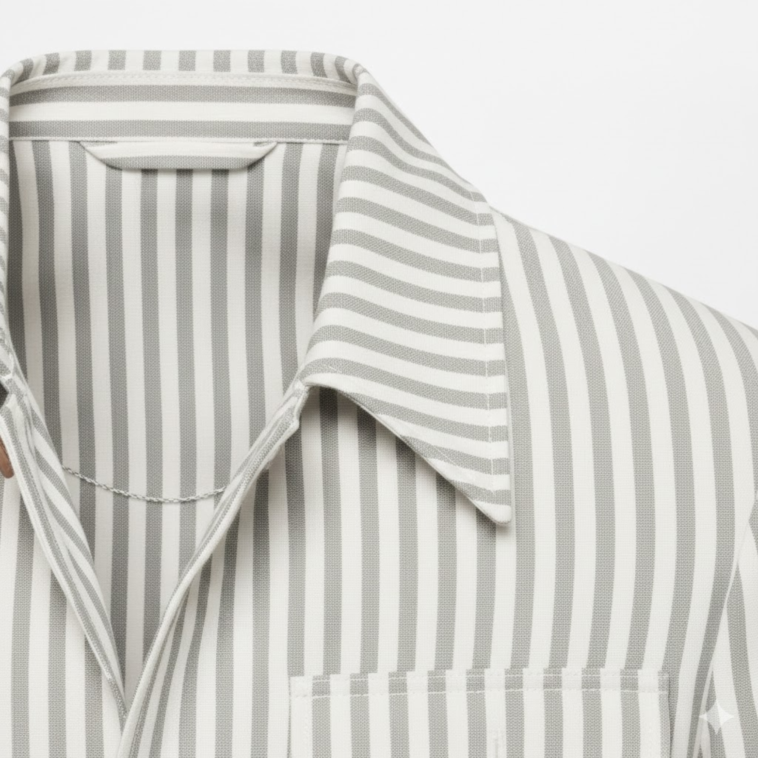 Gestreifte Safari-Jacke für Herren mit Gürtel und vier aufgesetzten Taschen