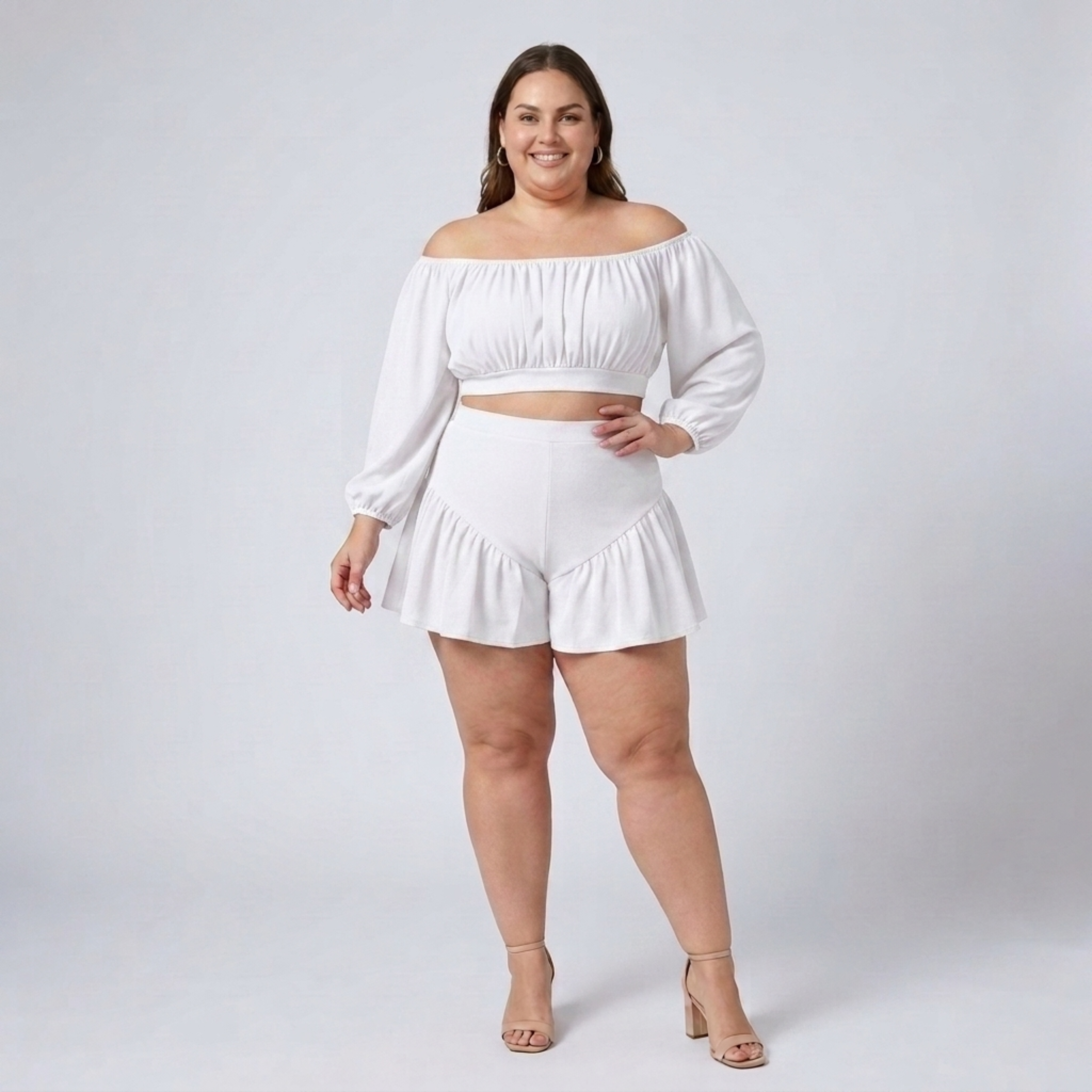 Sæt i store størrelser med bare skuldre og flæse-shorts