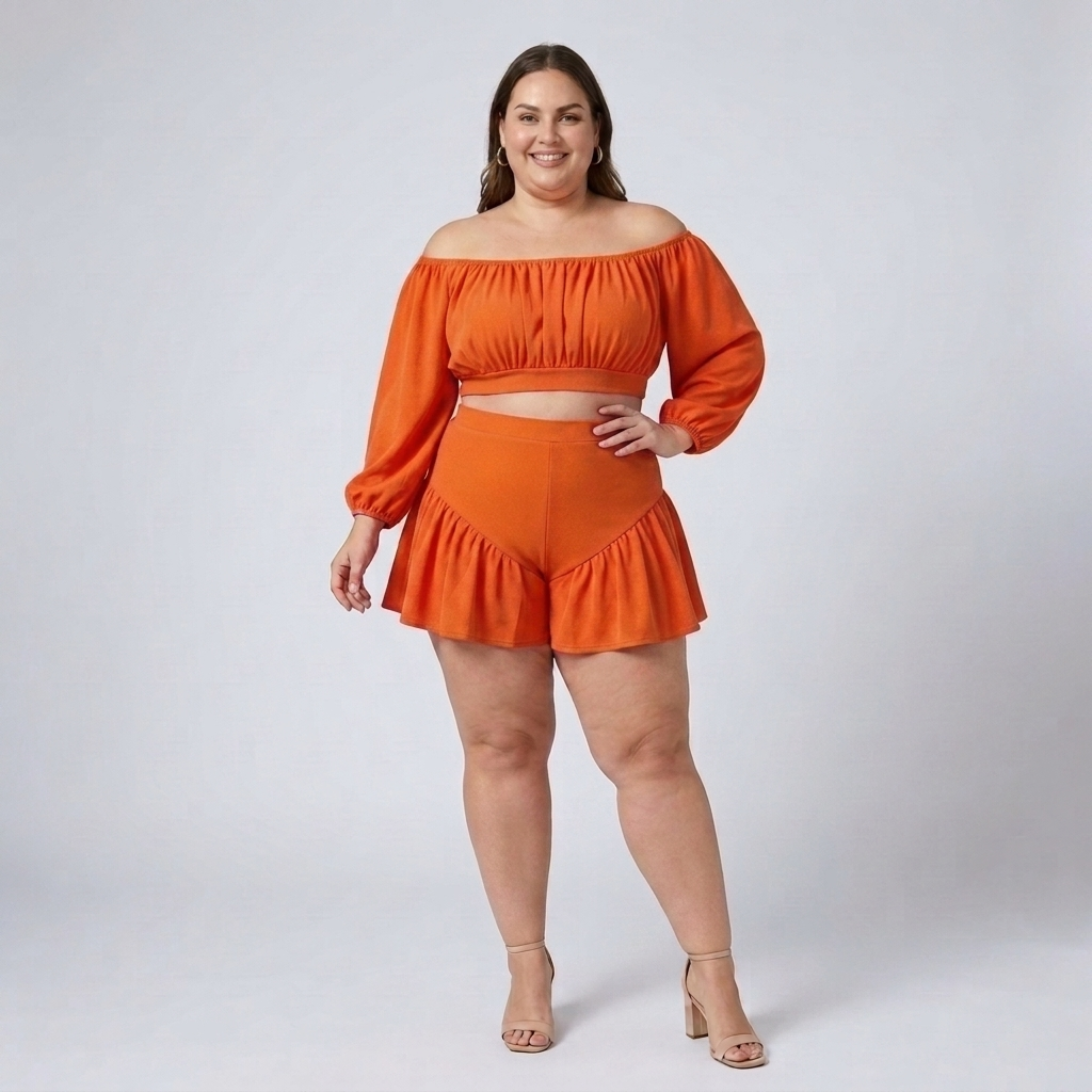 Sæt i store størrelser med bare skuldre og flæse-shorts