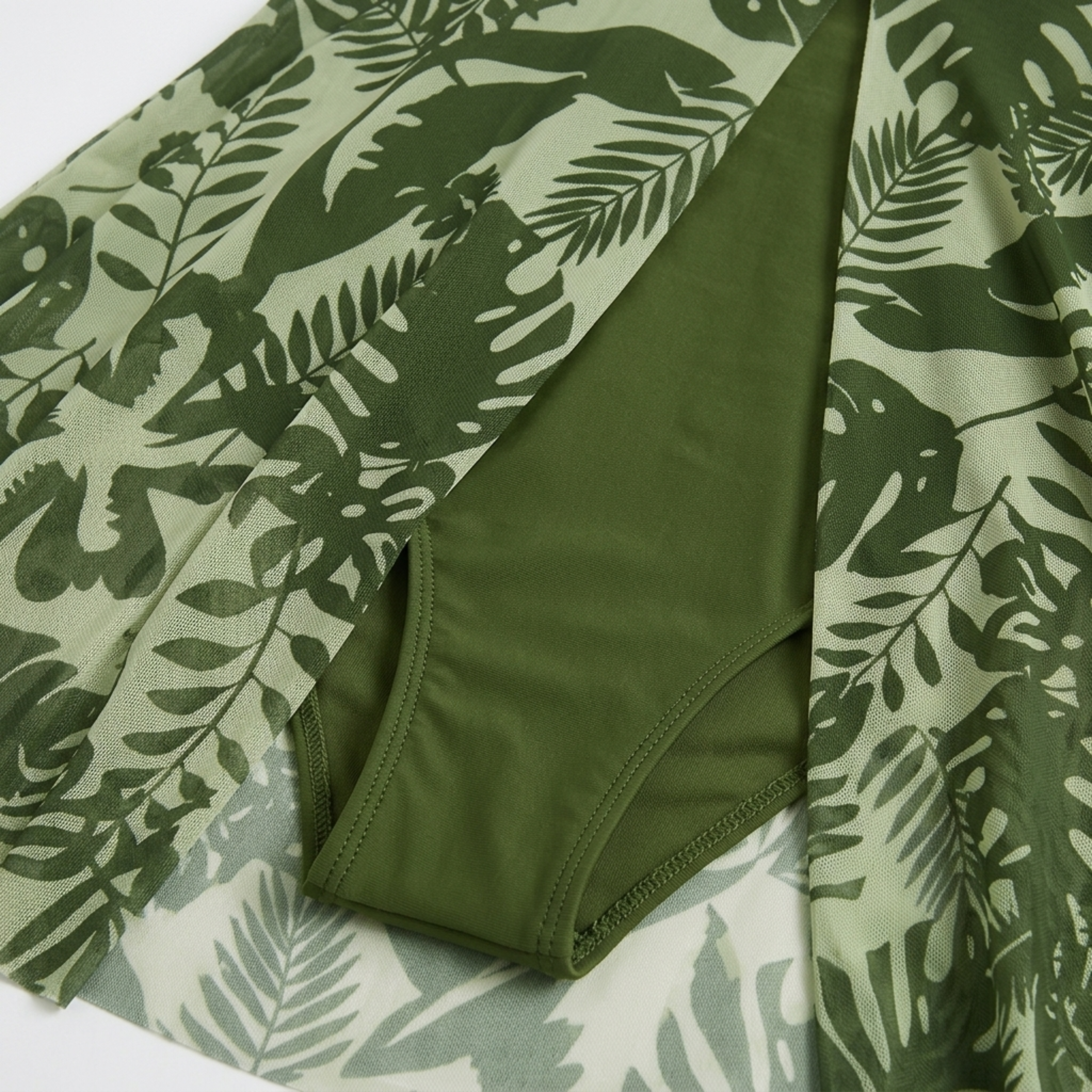 Costum de baie întreg pentru femei mărimi mari, cu pareo integrat și imprimeu floral