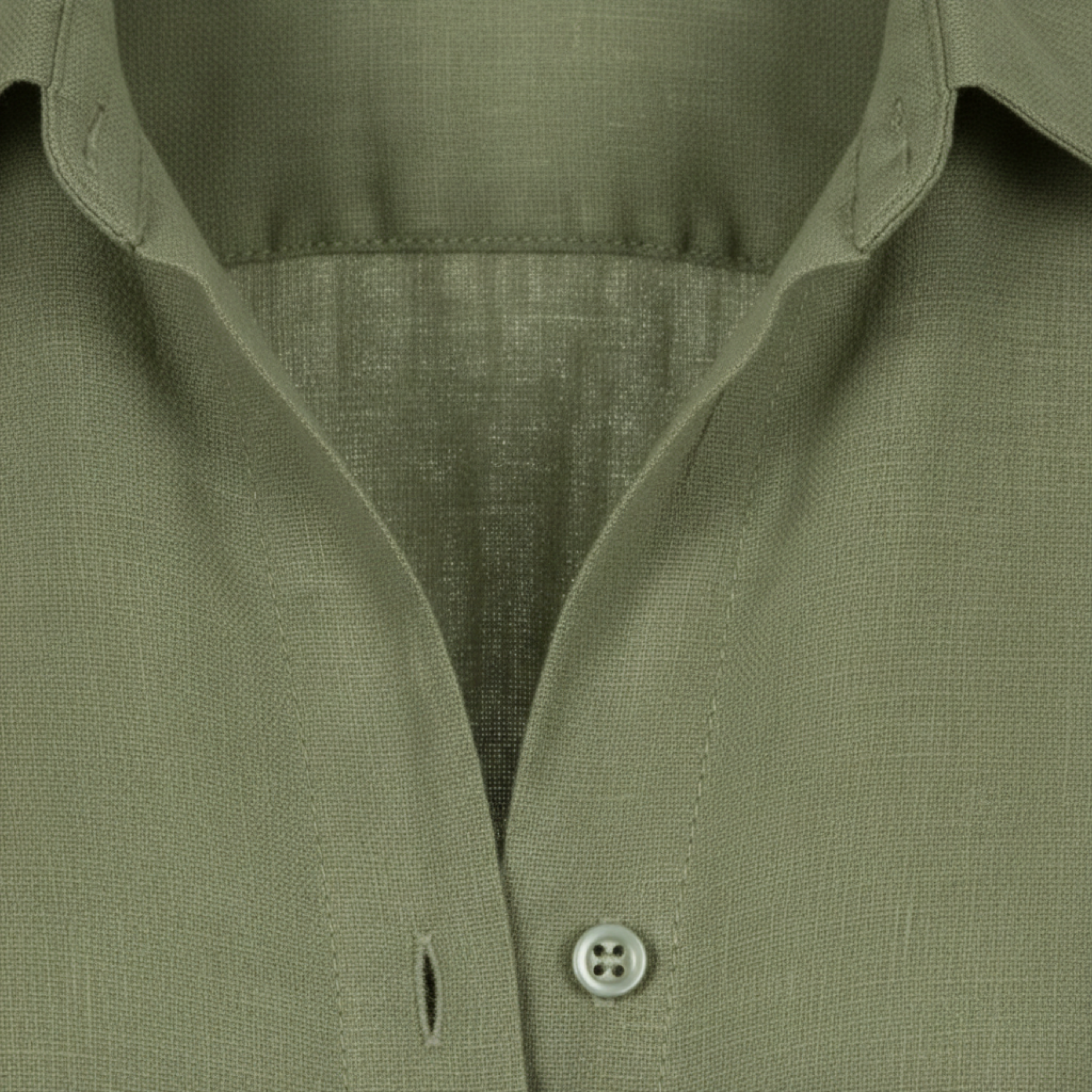 Loose casual button-up shirt for women with three-quarter sleeves and split neckline