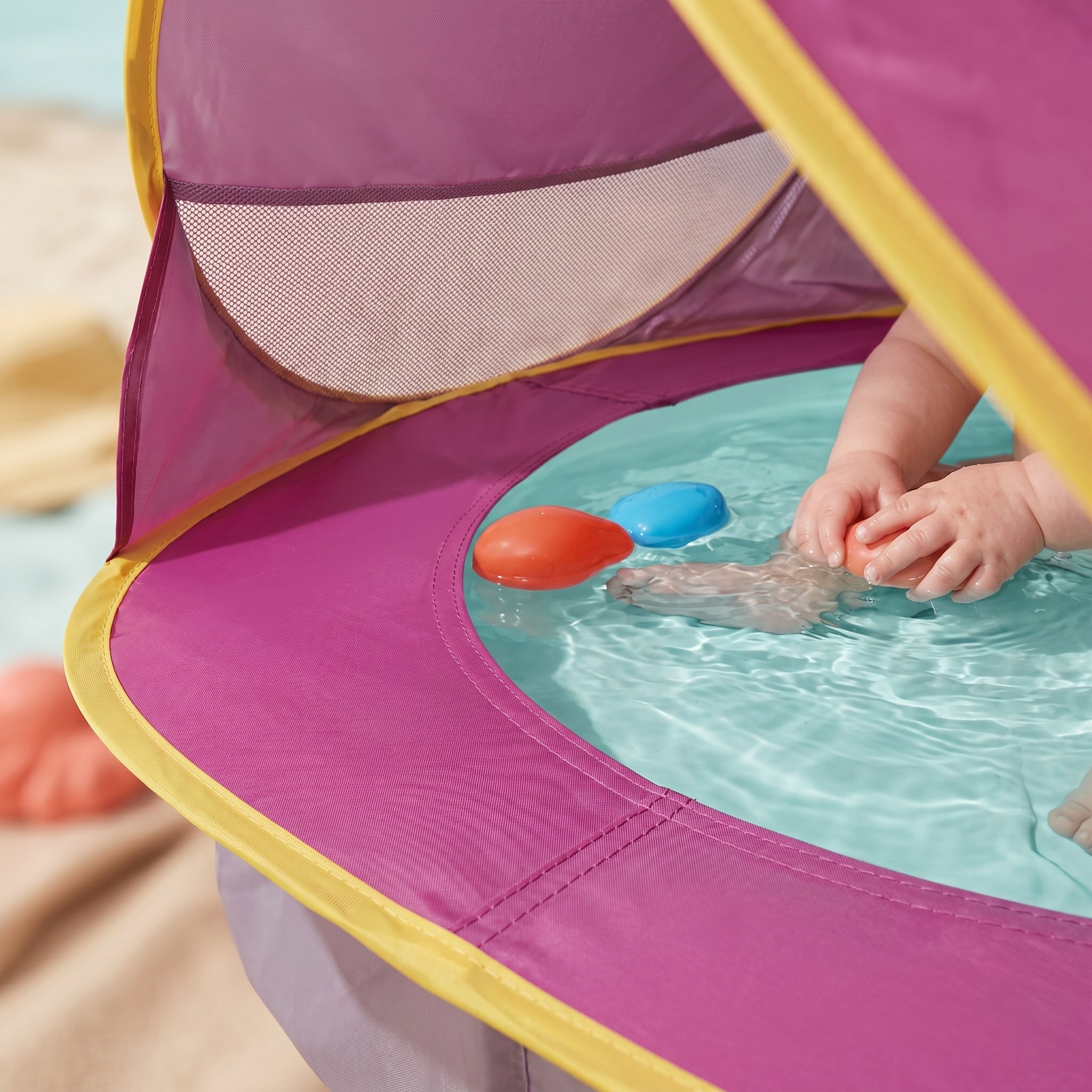 Tienda de playa para bebé con piscina integrada y protección solar UPF 50+