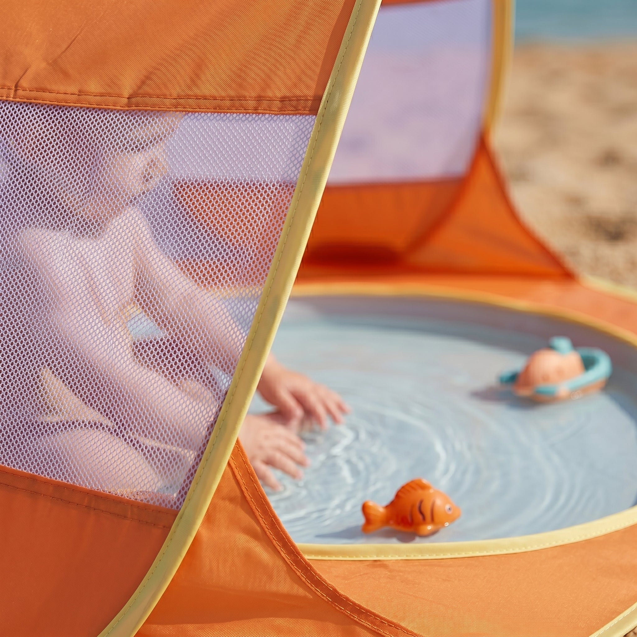 Tienda de playa para bebé con piscina integrada y protección solar UPF 50+