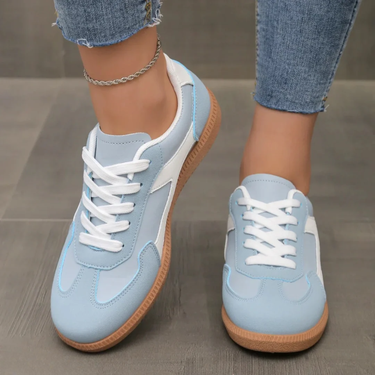 Chaussures de sport pour femme - modèle bas à panneaux - activités